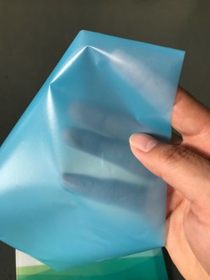 Mavi Renkli Kendinden Yapışkanlı Bantlar Uygulaması 40 Mikron 0.04mm PE Serbest Bırakma Filmi